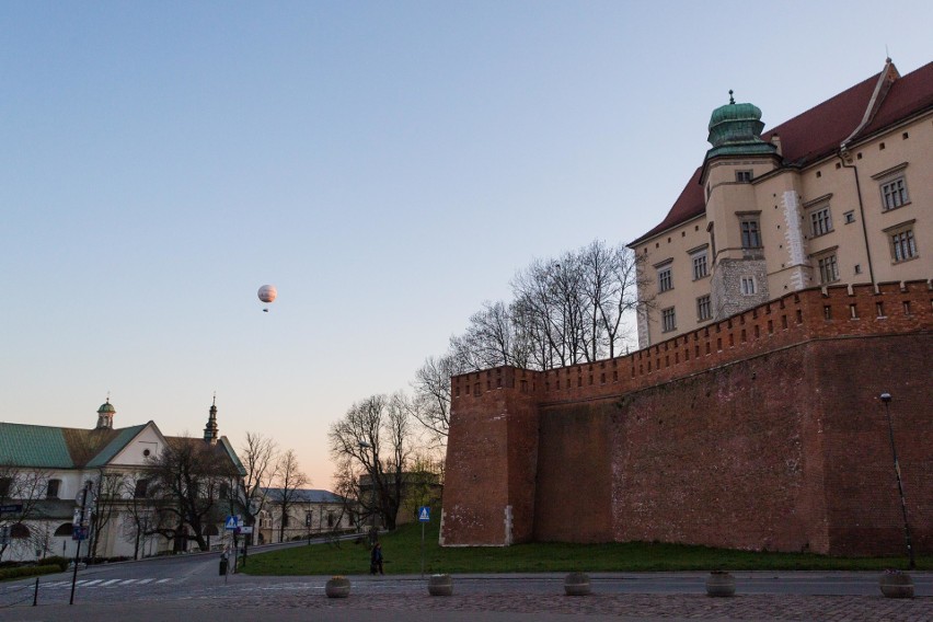 Kraków. Czas pandemii, a balon widokowy unosił się nad miastem [ZDJĘCIA]