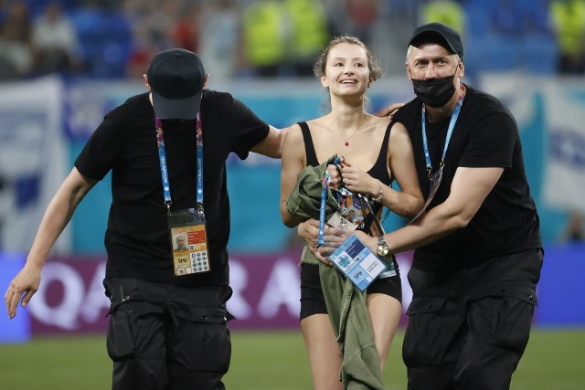 Euro 2020. Z powodu pandemii tylko dwa stadiony (Budapeszt, Kopenhaga) wypełniły się po brzegi kibicami. Mimo ograniczonej liczby widzów nie udało się uniknąć incydentów - w tym także incydentów potencjalnie groźnych. Na murawę wbiegano i na murawie lądowano. Stewardów wykiwali żądni wrażeń pochłaniacze złotego trunku, aktywiści czy osoby spełniające rolę żywej reklamy. Oto sceny, o których UEFA wolałaby zapomnieć.