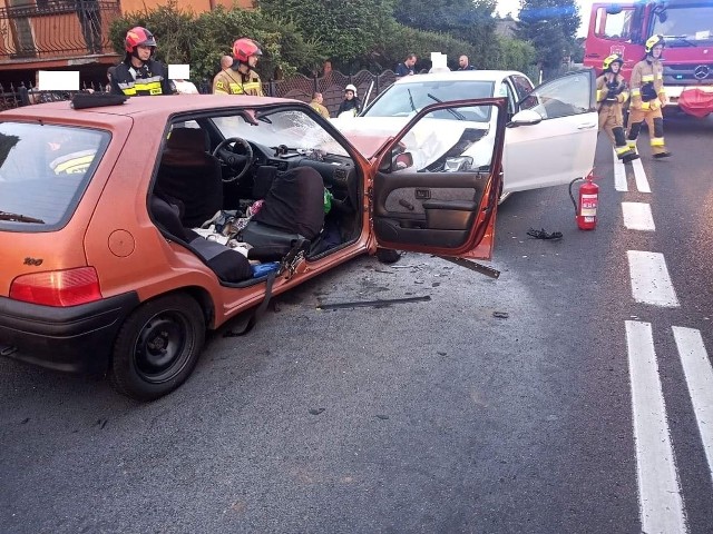 Dzisiaj (14.08.2021 r.) około godz. 5.20 doszło do wypadku w Gwieździnie (gm. Rzeczenica) na drodze krajowej nr 25. Czołowo zderzyły się dwa samochody. Cztery osoby zostały ranne.