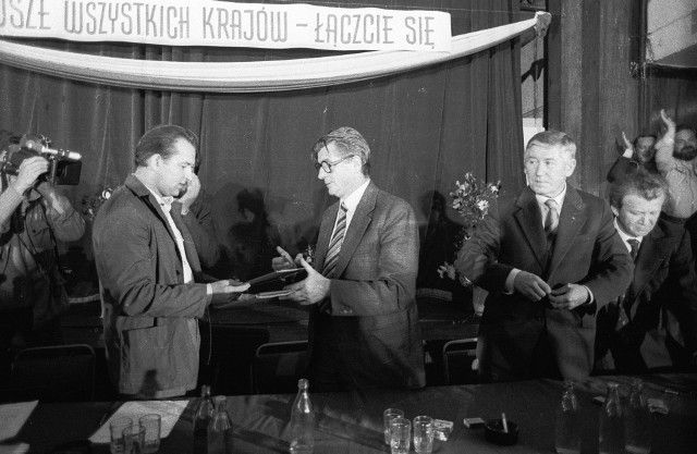 Mrian Jurczyk (z lewej) i Kazimierz Barcikowski wymieniają podpisane porozumienie