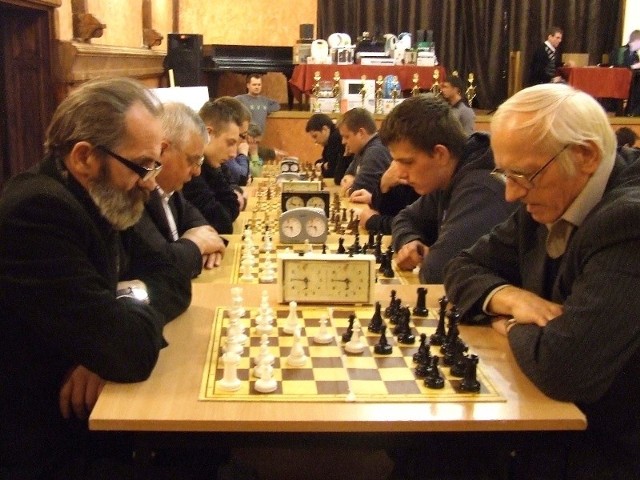 organizuje nocne rozgrywki szachowe już od 19 lat