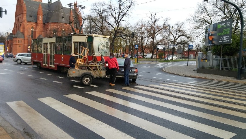 Kierowca samochodu osobowego doprowadził dziś rano na ulicy...