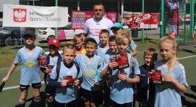 Grzegorz Piechna chętnie pozował do zdjęć z młodymi adeptami futbolu.