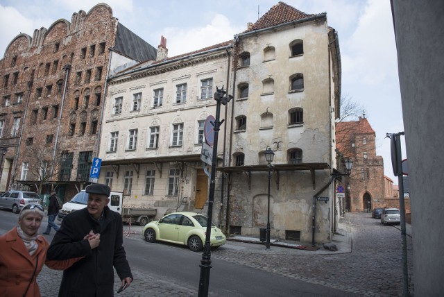 W ubiegłym roku miasto dołożyło się m.in. do remontu elewacji kamienicy przy ulicy Mostowej 4. Dziś budynek zasłonięty jest rusztowaniami