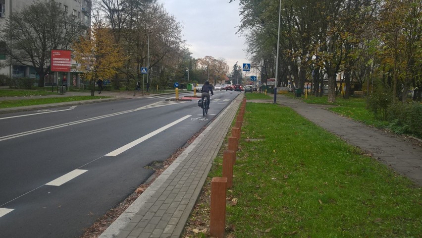 Ciasnota pod blokami. Parkują na trawie