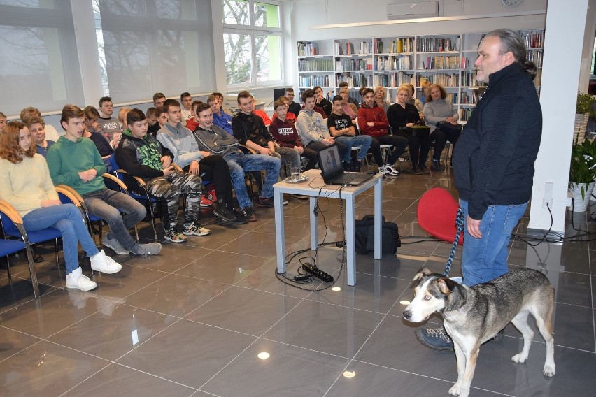 W radziejowskiej bibliotece Krzysztof Nowakowski opowiadał o życiu z psim zaprzęgiem