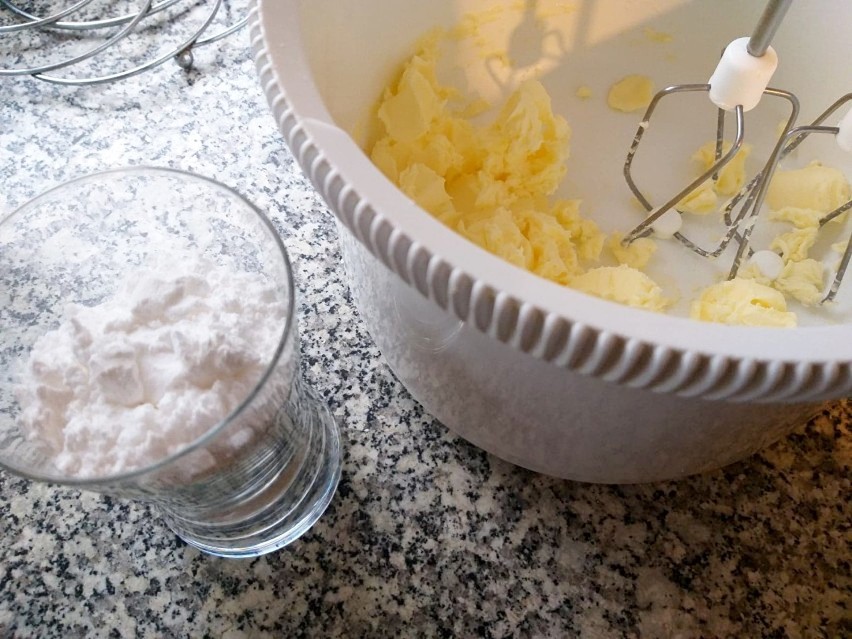 Przygotuj także krem do dekoracji: masło utrzyj z cukrem...
