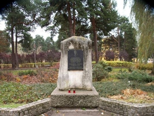 Park na osiedlu Leśnym nie nosi już imienia Zbigniewa Załuskiego od kilku ładnych lat. Pozostał po nim obelisk bez tablicy. Wielu mieszkańców zastanawia się, po co wielki kamień stoi w centralnym miejscu osiedla. Ratusz rozważa jego wykorzystanie. Na zdjęciu - jeszcze ze starą tablicą.