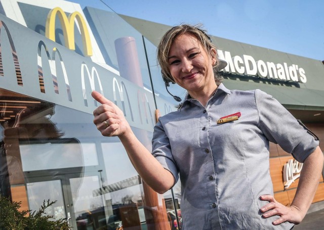 W mediach społecznościowych ukraińscy pracownicy restauracji rozpowszechniali informację, że menedżerowie McDonald's mieli do nich dzwonić z pytaniami, czy są gotowi do ponownego podjęcia pracy w sierpniu.