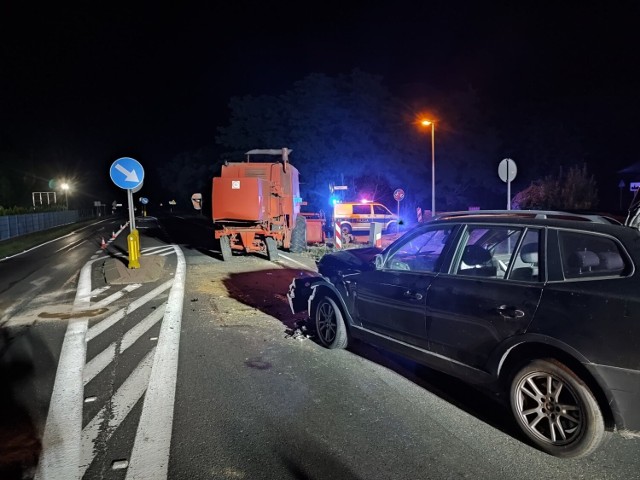 Pod Pleszewem kierowca bmw wjechał pod kombajn. Cud, że nikt nie zginął.Przejdź do kolejnego zdjęcia --->