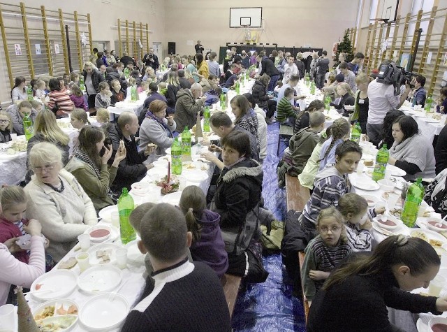 Słupski Caritas parafii pw. św. Jacka zorganizował już siedem Wigilii dla mieszkańców Słupska. Ostatnio przyszło na nią prawie dwa tysiące osób.