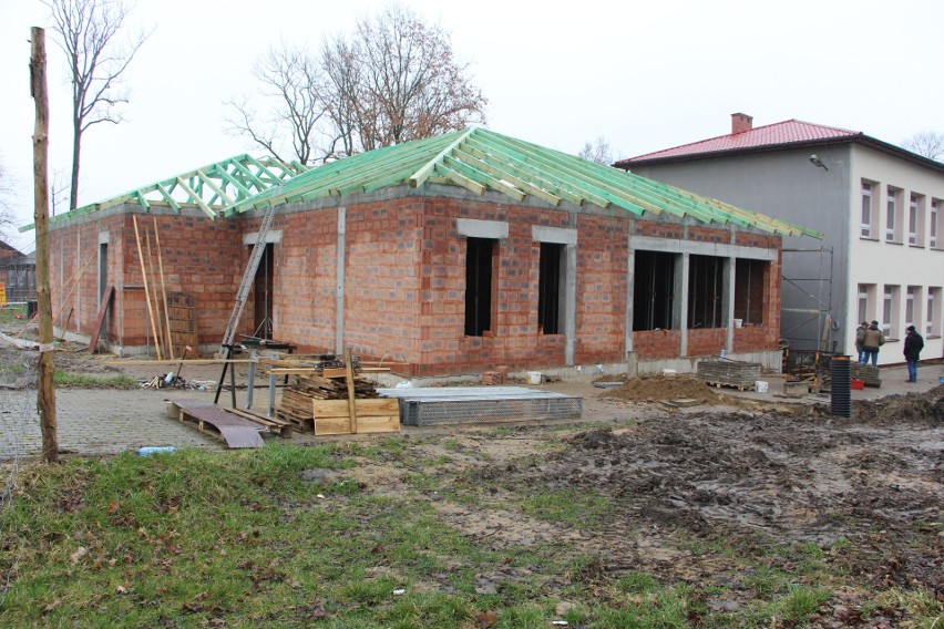 Duża część prac przy rozbudowie szkoły we Wrzeszczowie, w...