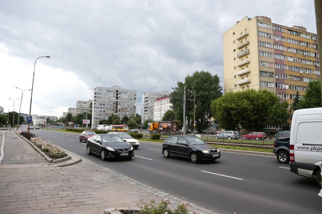 Projekt budowy przejścia naziemnego wraz z sygnalizacją na wysokości ulicy Młodych Techników jest gotowy, ale realizacja nie nastąpi w tym roku. Ścieżka rowerowa namalowana jest po drugiej stronie Legnickiej. Ale wielu rowerzystów z niej nie korzysta, bo trudno się tam dostać