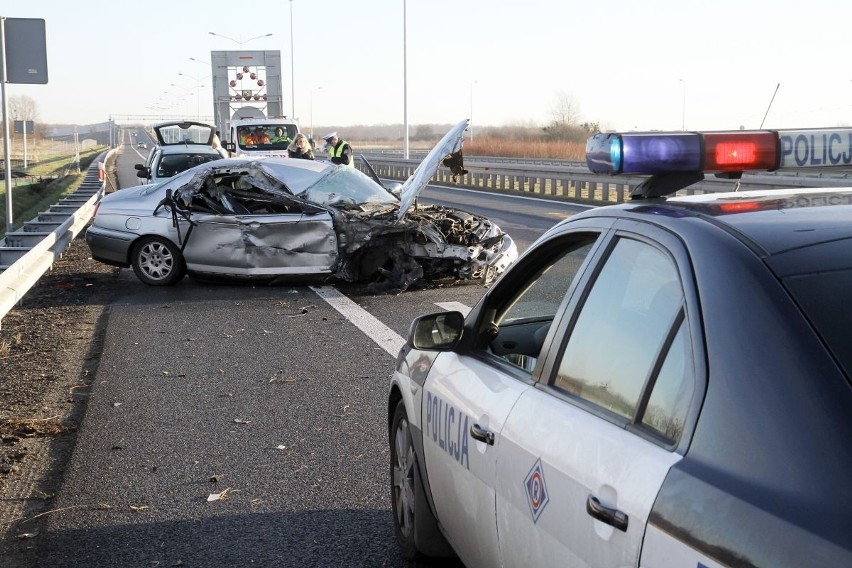 Wypadek przy AOW. Auto osobowe zderzyło się z tirem (FILM Z WYPADKU, ZDJĘCIA)