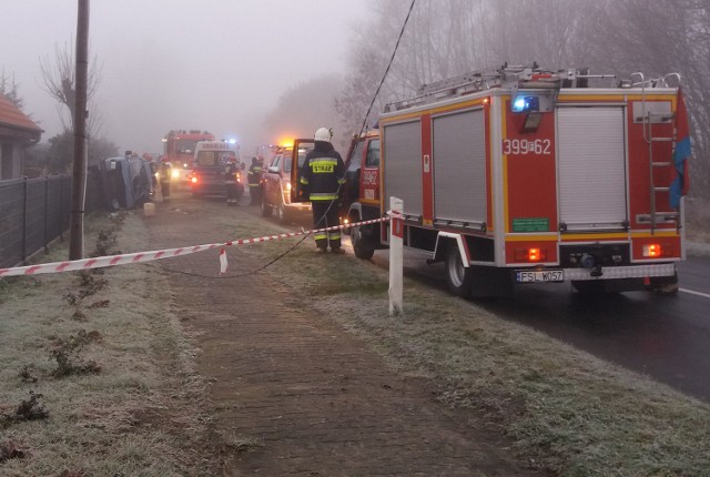 Do kraksy doszło na śliskiej drodze w Gajcu. Kierowca busa trafił do szpitala.