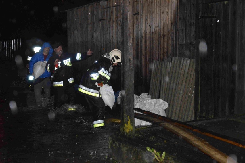 Ulewa na Podhalu. Dziesiątki domów podtopionych. Strażacy wypompowują wodę [ZDJĘCIA]