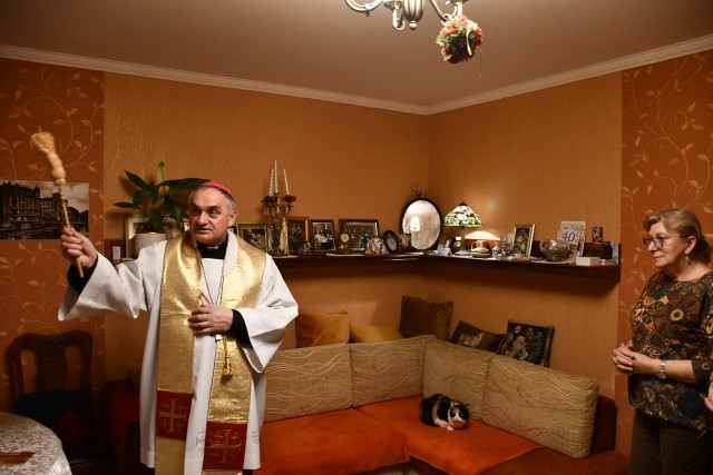 Na osobiste kolędowanie zdecydował się w tym roku biskup bydgoski Krzysztof Włodarczyk. Ordynariusz z własnej inicjatywy odwiedził około trzydzieści mieszkań na terenie parafii Matki Boskiej Królowej Męczenników.