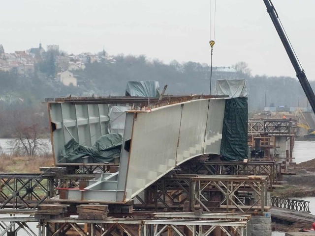 Na budowie nowego mostu w Sandomierzu trwa montaż potężnych elementów. Pracuje tu dźwig kolos. Więcej na kolejnych zdjęciach.