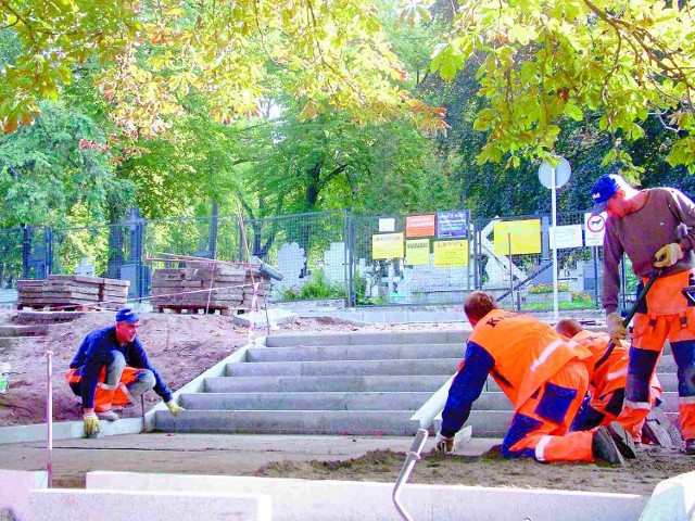 Na nowe schody przed Starym Cmentarzem od lat nie było pieniędzy. Dopiero teraz, przed samymi wyborami, wejście jest niemal w ekspresowym tempie remontowane. 