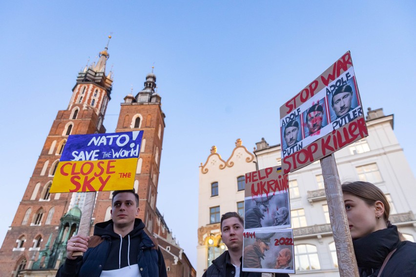 Kraków solidarny z Ukrainą. Manifestacja antywojenna na Rynku miesiąc po wybuchu wojny [ZDJĘCIA]
