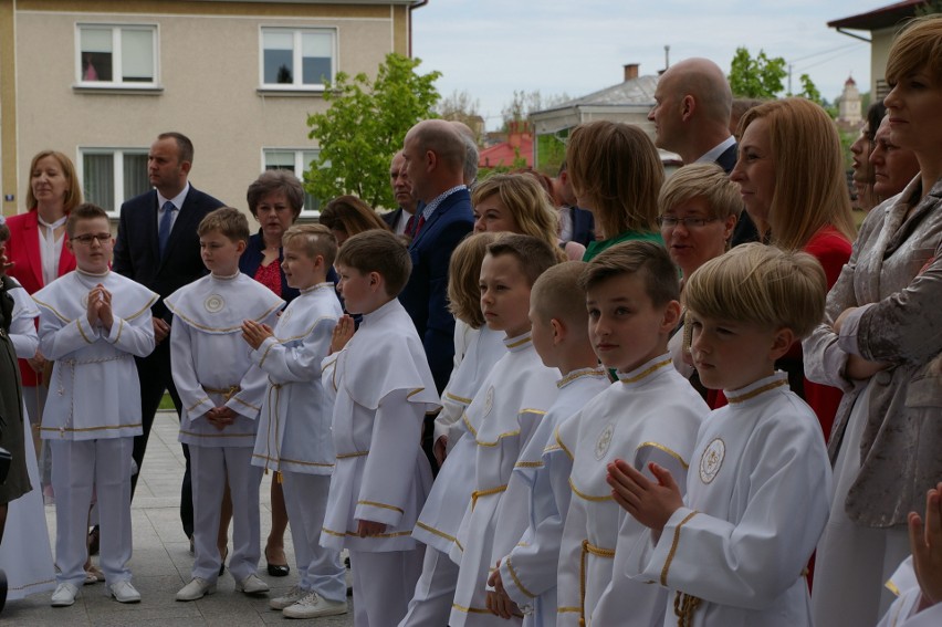 Dzisiaj w parafii św. Jadwigi dzieci przyjęły Pierwszą Komunię Świętą