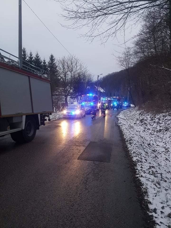 Wypadek w Wierzchowiu. Samochód osobowy wypadł z drogi i dachował