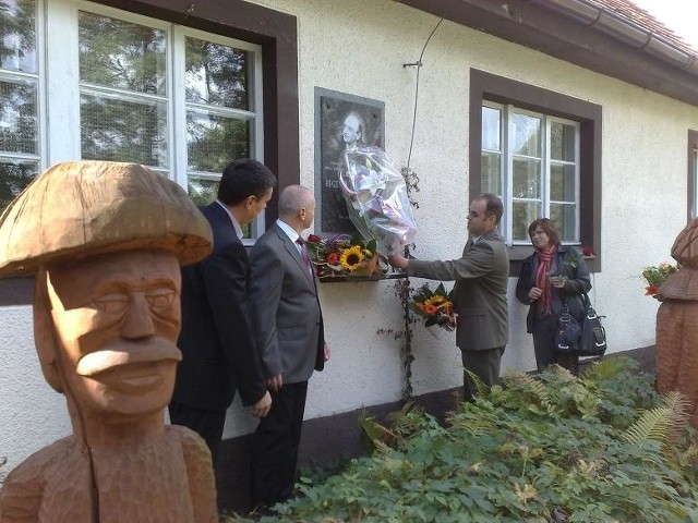 Składanie kwiatów pod tablicą upamiętaniającą Eugeniusza Pauksztę. Drugi z lewej syn, Dominik Paukszta.