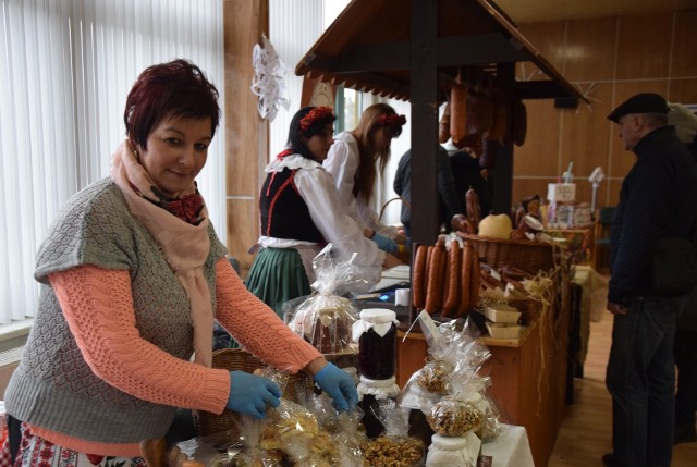 Podczas corocznego jarmarku bożonarodzeniowego w Przysieku koło Torunia, spotkaliśmy nie tylko rękodzielników i artystów, ale także osoby związane z ekologicznym rolnictwem i przetwórstwem. Na ich stołach kusiły produkty lokalne, które powstały w zgodzie z naturą. Zobaczcie sami! Kolejne zdjęcia na następnych stronach --->>>