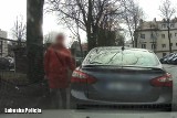ZIELONA GÓRA: 60-letnia zielonogórzanka ukarała parkujących na chodniku. Porysowała im auta. Nagrała ją kamera [WIDEO]