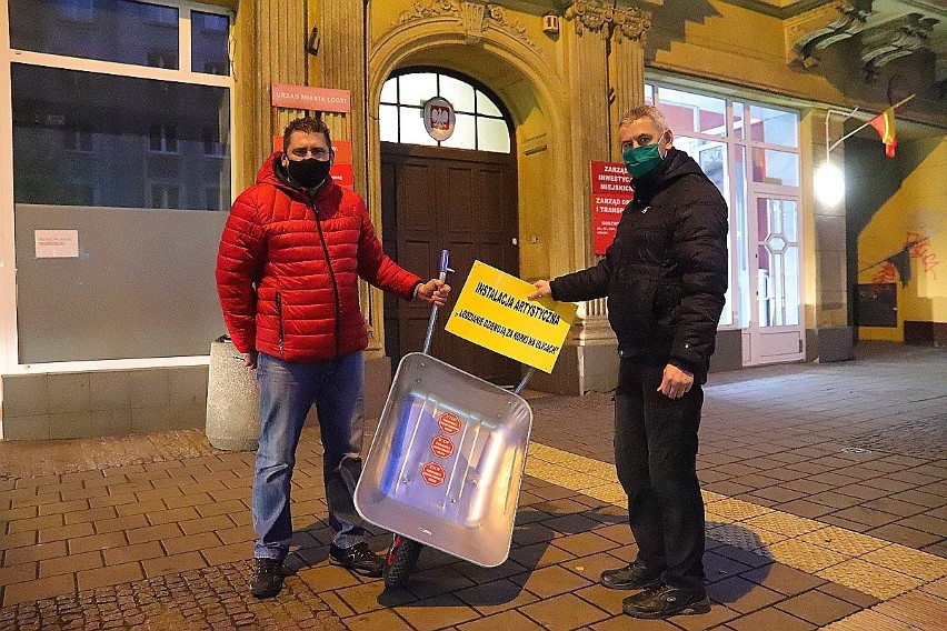 Protest kierowców przeciw korkom w Łodzi. Przywieźli taczkę do Zarządu Dróg i Transportu w Łodzi