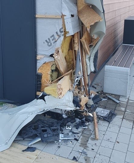Nad Jeziorem Tarnobrzeskim ktoś uszkodził elewację budynku toalety (ZDJĘCIA)