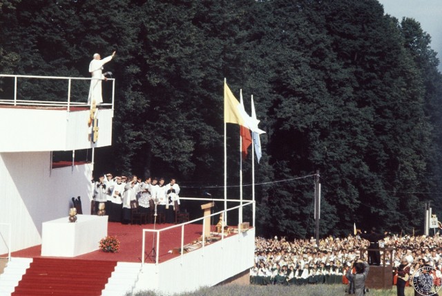 Fot. nr 1. Jan Paweł II pozdrawia wiernych z podwyższenia ołtarza podczas nieszporów maryjnych na Górze Świętej Anny. 21.06.1983 r.