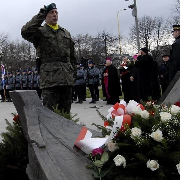 Pod pomnikiem "Anioł wolności" złożono kwiaty i zapalono znicze. Obelisk powstał ku czci osób, które zginęły w grudniu 1970 roku na ulicach Szczecina.