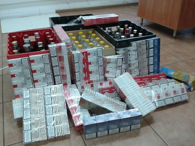 Na posesji mieszkańca Dębowej Łąki policjanci zleźli 308 paczek papierosów oraz 48 butelek pojemności 0,5 l. oraz 20 butelek o poj. 1 l. bez polskich znaków akcyzy.
