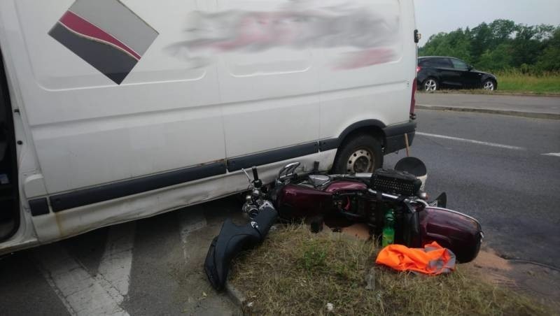 Wypadek Nowy Sącz. Na ul. Nawojowskiej motocykl zderzył się z samochodem dostawczym [ZDJĘCIA]
