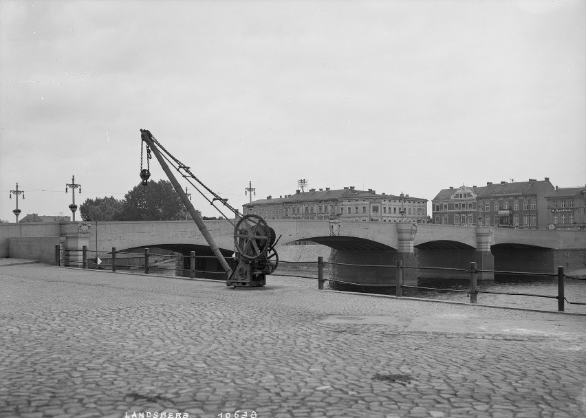 Most Staromiejski nad Wartą z charakterystycznym żurawiem na...