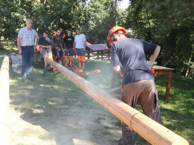 Członkowie koła pilarzy przy Technikum Leśnym w Tucholi zaprezentowali swoje umiejętności.