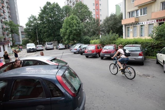 Projekt uchwały - przygotowany przez klub radnych Razem dla Opola - zakłada, że obniżona będzie cena rocznego abonamentu, dającego prawo mieszkańcom strefy do parkowania na terenie całej strefy A (ścisłe centrum).