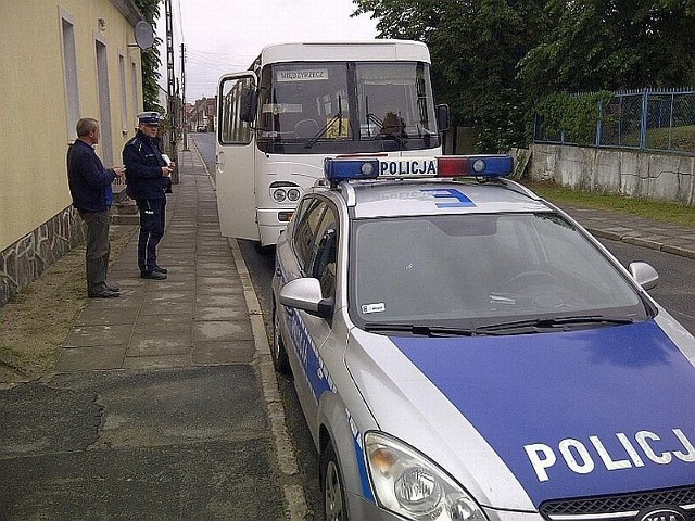 Autokar miał niesprawne hamulce, dlatego policjanci nie dopuścili do jego wyjazdu z dziećmi.