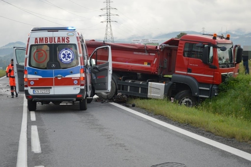 Stary Sącz wypadek. W zderzeniu samochodu ciężarowego z osobowym zginęła jedna osoba