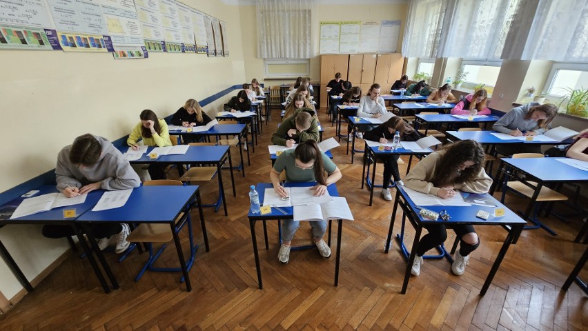 Świętokrzyska Matura Próbna 2023. Uczniowie maturzyści zmagali się z matematyką. Zobacz relacje z Kielc i powiatów ZDJĘCIA