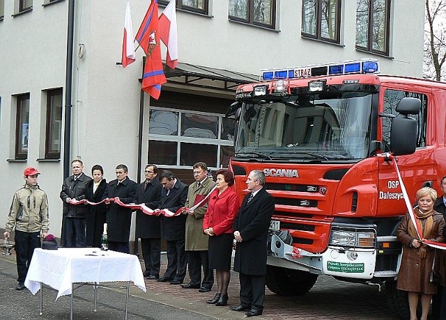 W uroczystości przekazania nowego wozu daleszyckim strażakom wzięli udział wszyscy, którzy pomogli w jego zakupie.