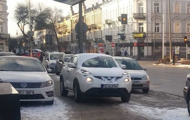 Jak piszą czytelnicy, samochody parkują na chodniku przy ulicy Żeromskiego.