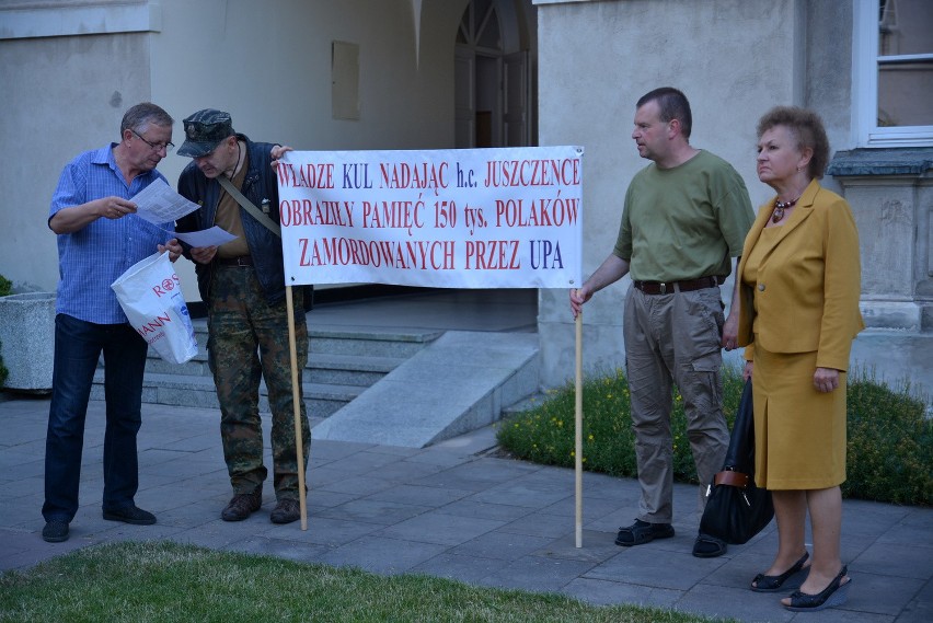 Nie godzą się na „falę banderyzmu”. Pikietowali na KUL i przed UMCS (ZDJĘCIA, WIDEO)