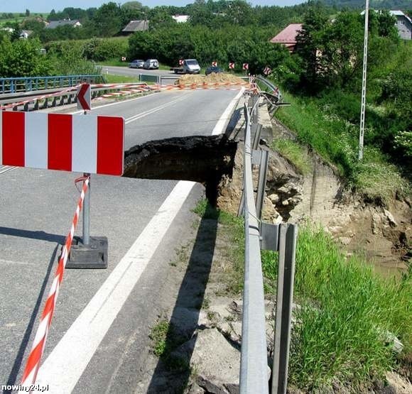 Po czerwcowej powodzi na trasie droga nr 73 Jasło - Pilzno ciągłość komunikacji przerwana była aż w 3 miejscach.