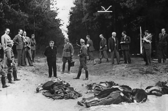 Żołnierze Wehrmachtu pokazują zagranicznym dziennikarzom ciała jako niemieckie ofiary polskiego pogromu w Bydgoszczy