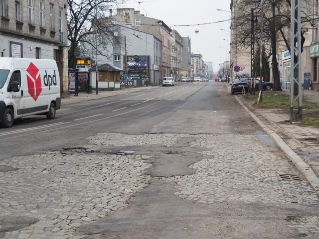 Nawierzchnia ul. Przybyszewskiego od dawna prosiła się o remont...