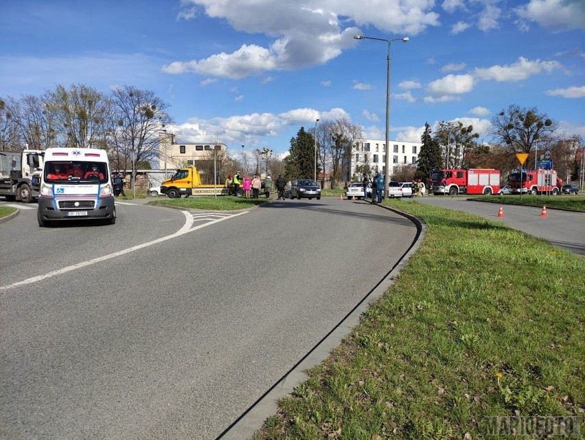 Dwa samochody osobowe zderzyły się na ul. Plebiscytowej w Opolu. Kierowca BMW wymusił pierwszeństwo
