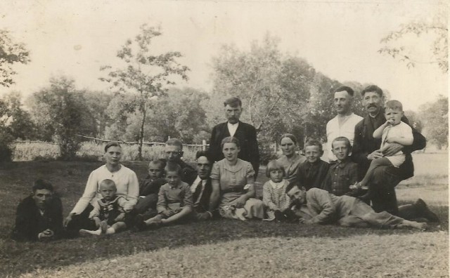 Paweł Olech (pierwszy z prawej z wąsami) z rodziną i sąsiadami