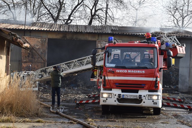 Ogień pojawił się wewnątrz hali magazynowej przy ulicy Grunwaldzkiej w Zawierciu (tzw. kolejówka)